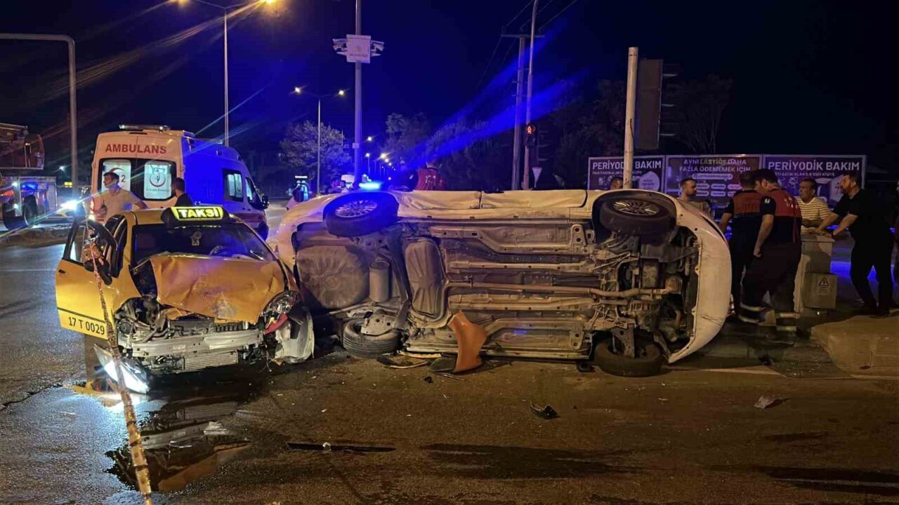 Çanakkale’de ticari taksi ve otomobilin çarpıştığı trafik kazasında 8 kişi