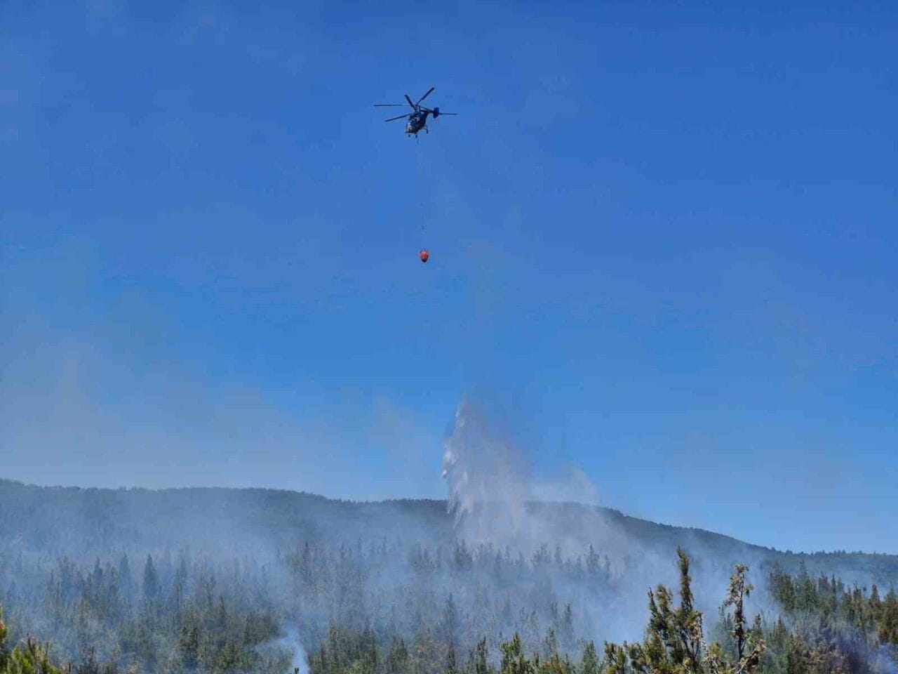 Çanakkale’de çıkan orman yangını Orman Bölge Müdürlüğü ekiplerinin havadan ve