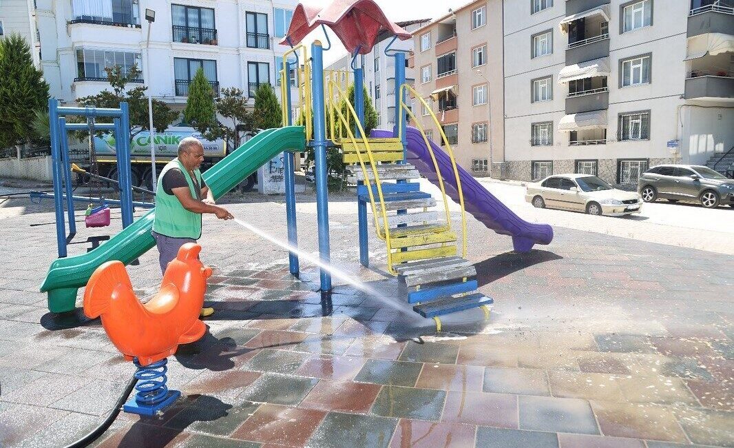 SAMSUN (İHA) – Samsun’un Canik Belediyesi, ilçedeki parklarda temizlik, bakım