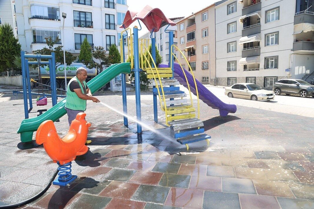 SAMSUN (İHA) – Samsun’un Canik Belediyesi, ilçedeki parklarda temizlik, bakım