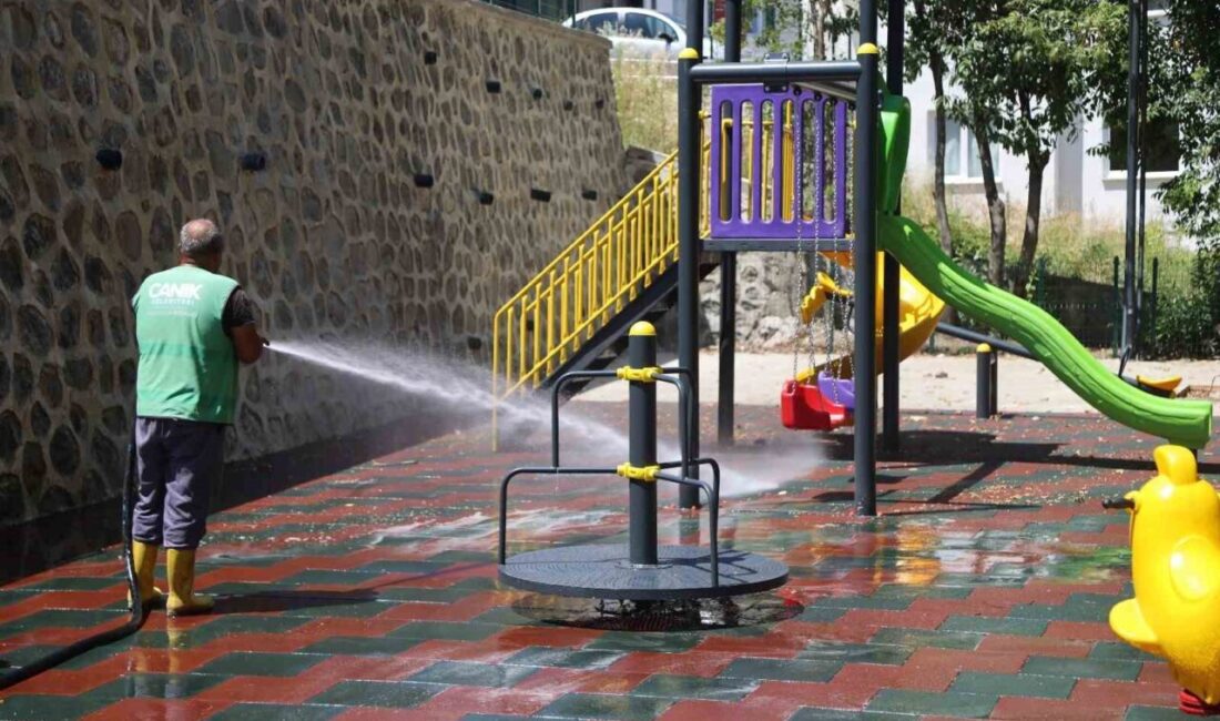 Samsun’un Canik Belediyesi, caddelerde, sokaklarda ve ortak yaşam alanlarında temizlik