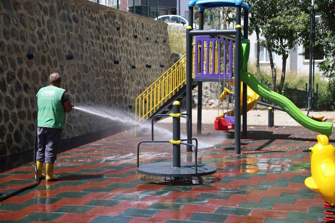 Samsun’un Canik Belediyesi, caddelerde, sokaklarda ve ortak yaşam alanlarında temizlik