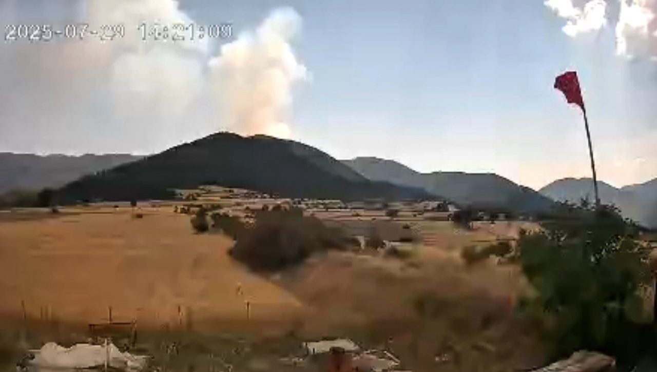 Çankırı’nın Yapraklı ilçesi ile Kastamonu’nun Tosya ilçesi sınırındaki orman yangınının