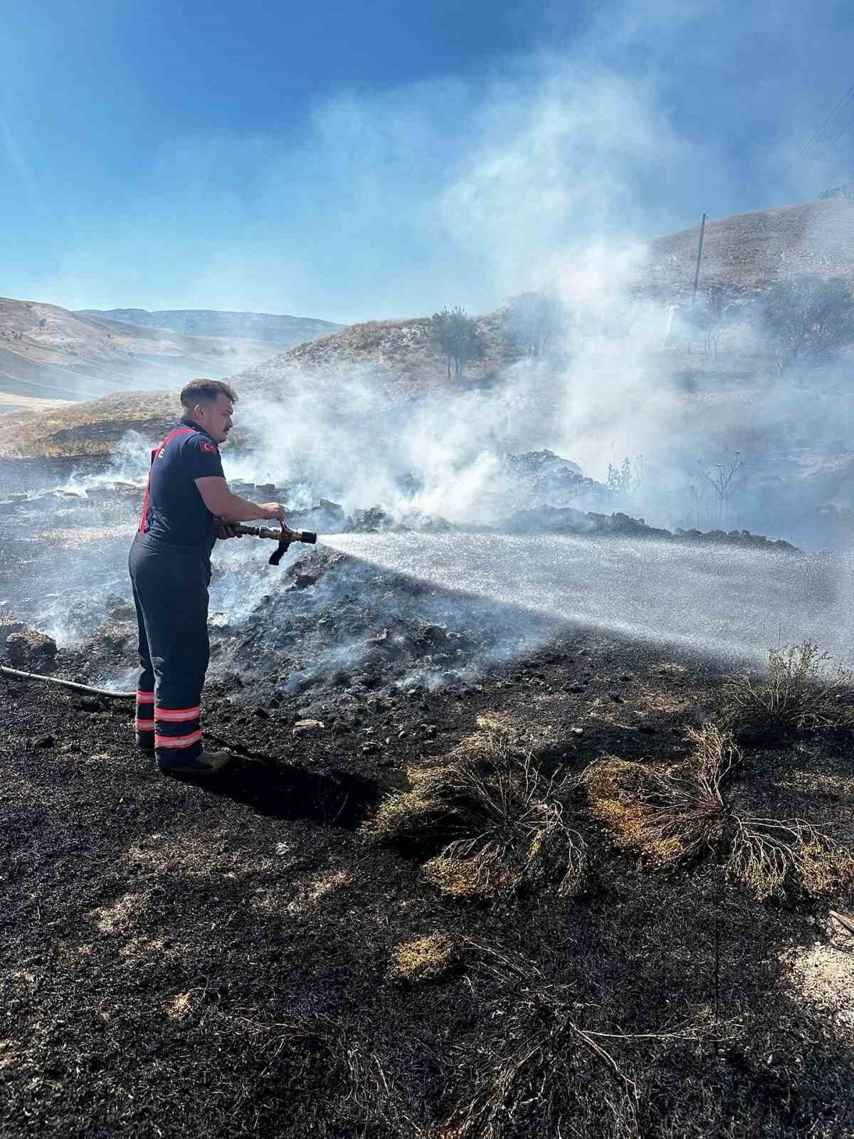 Çankırı’da bir arazide çıkan örtü yangını, itfaiye ekiplerinin müdahalesiyle söndürüldü.
