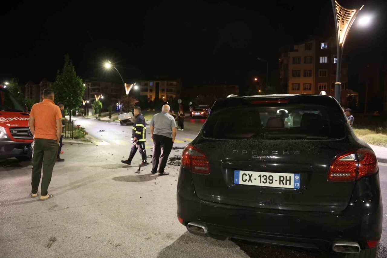 Nevşehir’de iki Porsche marka otomobilin çarpıştığı kazada otomobillerden birisi takla