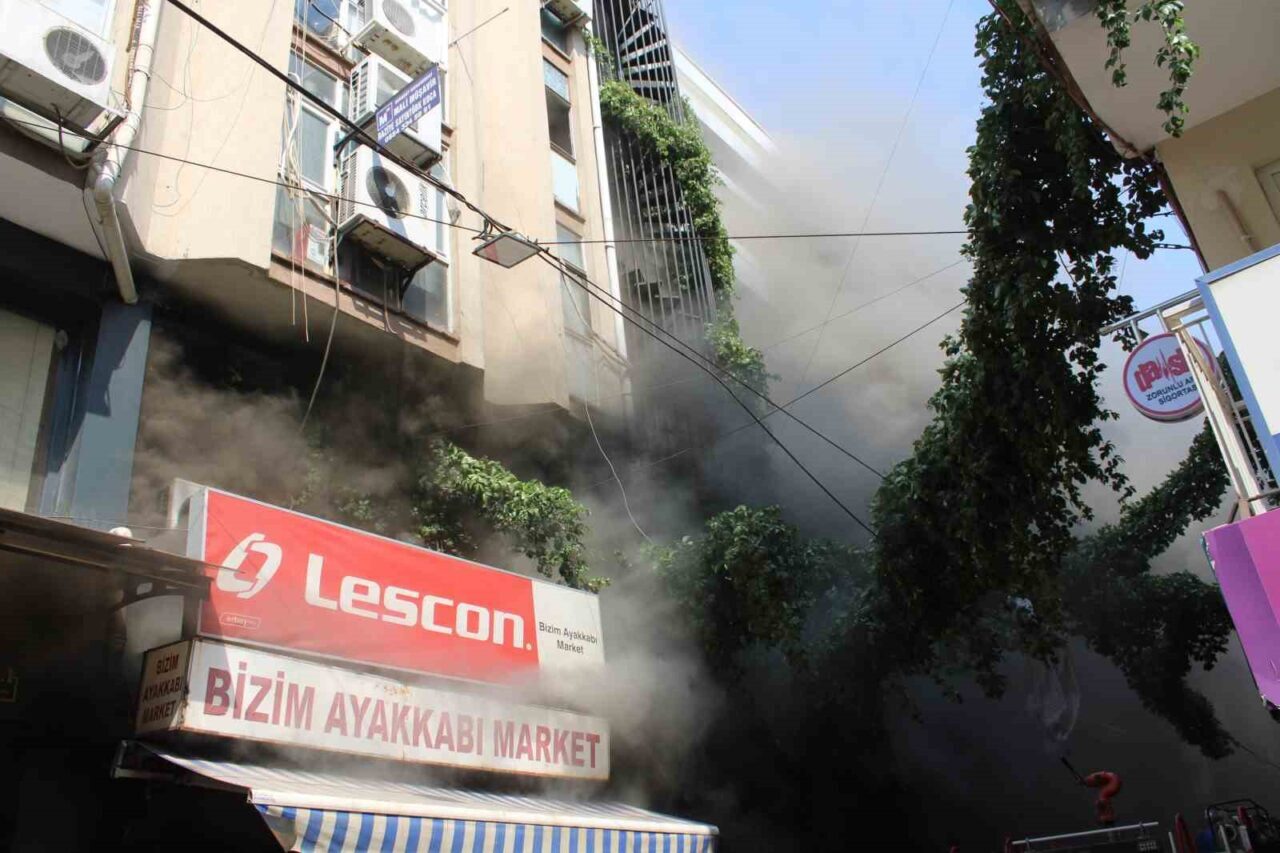 Aydın’ın Efeler ilçesinde yoğun yaya trafiğinin bulunduğu Yağcılariçi Çarşısı’nda bir