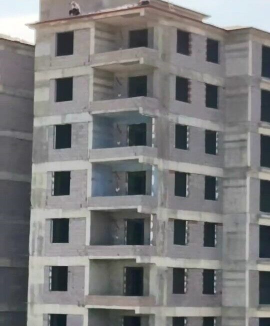 Elazığ’da herhangi bir önlem almadan inşaat halindeki binanın çatısında çalışan