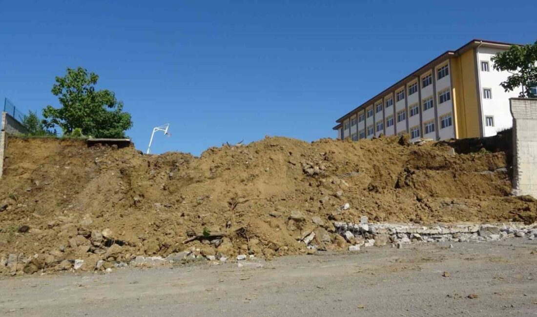Samsun’da yoğun yağışların ardından çatlaklar oluşan bir lisenin bahçe duvarı,
