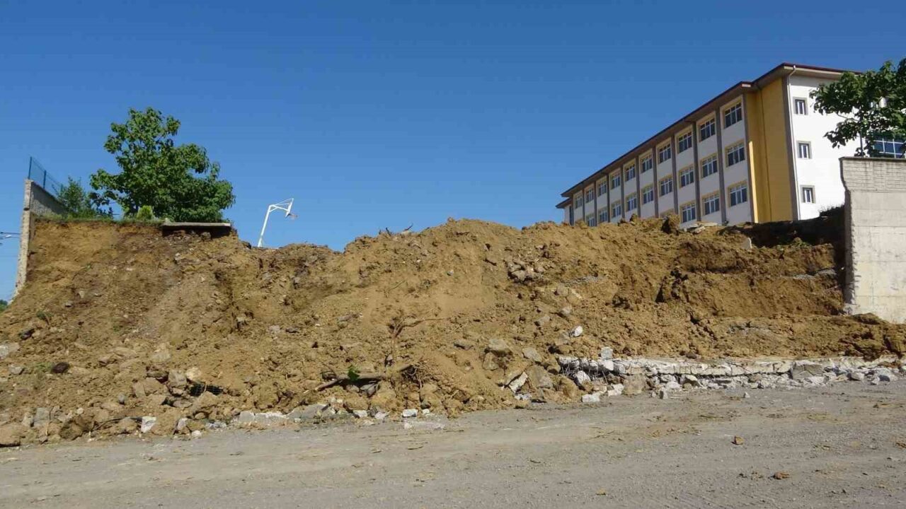 Samsun’da yoğun yağışların ardından çatlaklar oluşan bir lisenin bahçe duvarı,