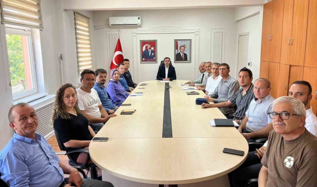 Kütahya’nın Çavdarhisar ilçesinde gerçekleştirilen toplantıda halk eğitimi faaliyetleri, eğitimde erişilebilirlik