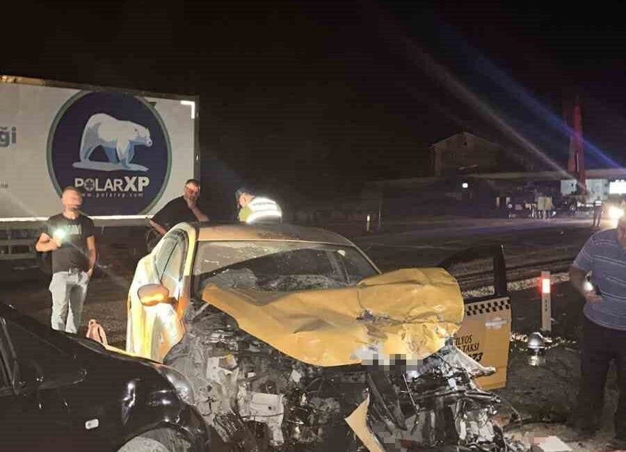 Zonguldak’ın Çaycuma ilçesine bağlı Saltukova beldesinde ticari taksinin tıra arkadan