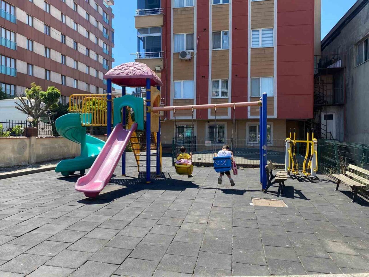 Çekmeköy’de apartman bahçesindeki parkta oynayan 10 yaşındaki çocuğun üzerine demir