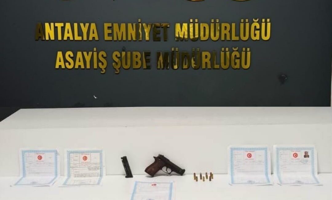 Antalya’nın Aksu ilçesinde bir evdeki çelik kasadan silah, tapu belgesi