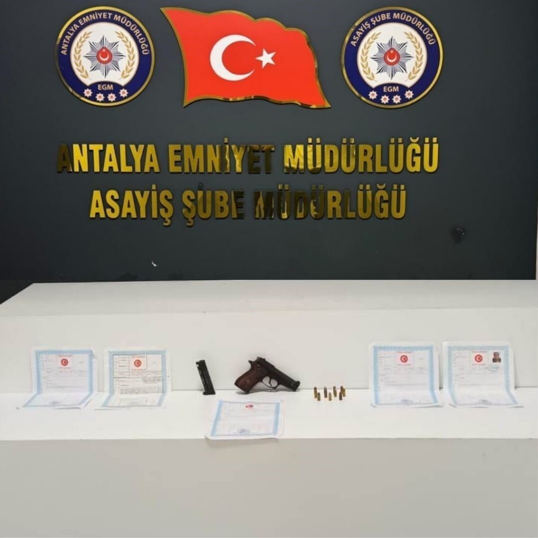 Antalya’nın Aksu ilçesinde bir evdeki çelik kasadan silah, tapu belgesi