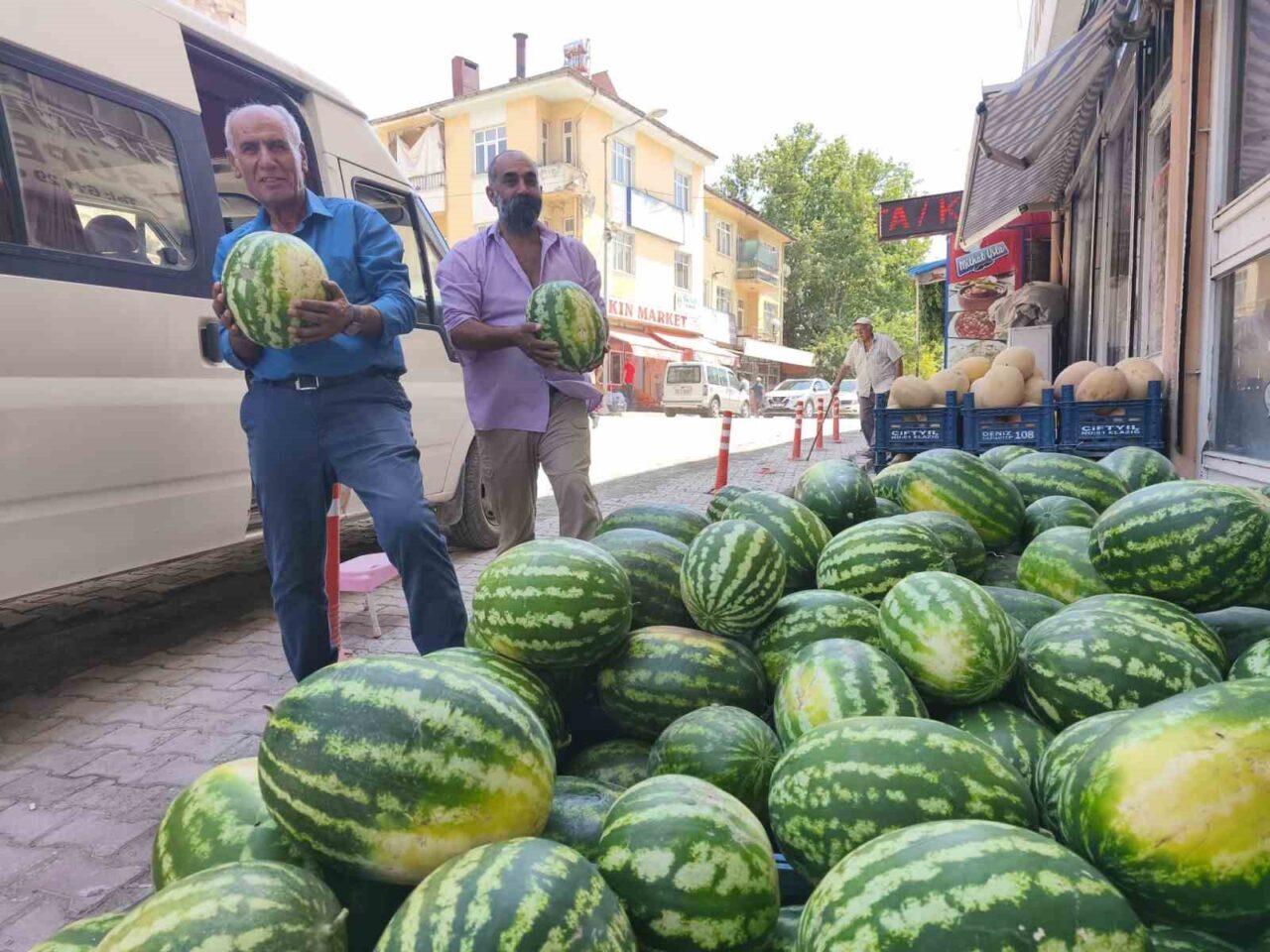 Tunceli’nin Çemişgezek ilçesine bağlı Kıraçlar köyünde su verilmeden yetiştirilen ve