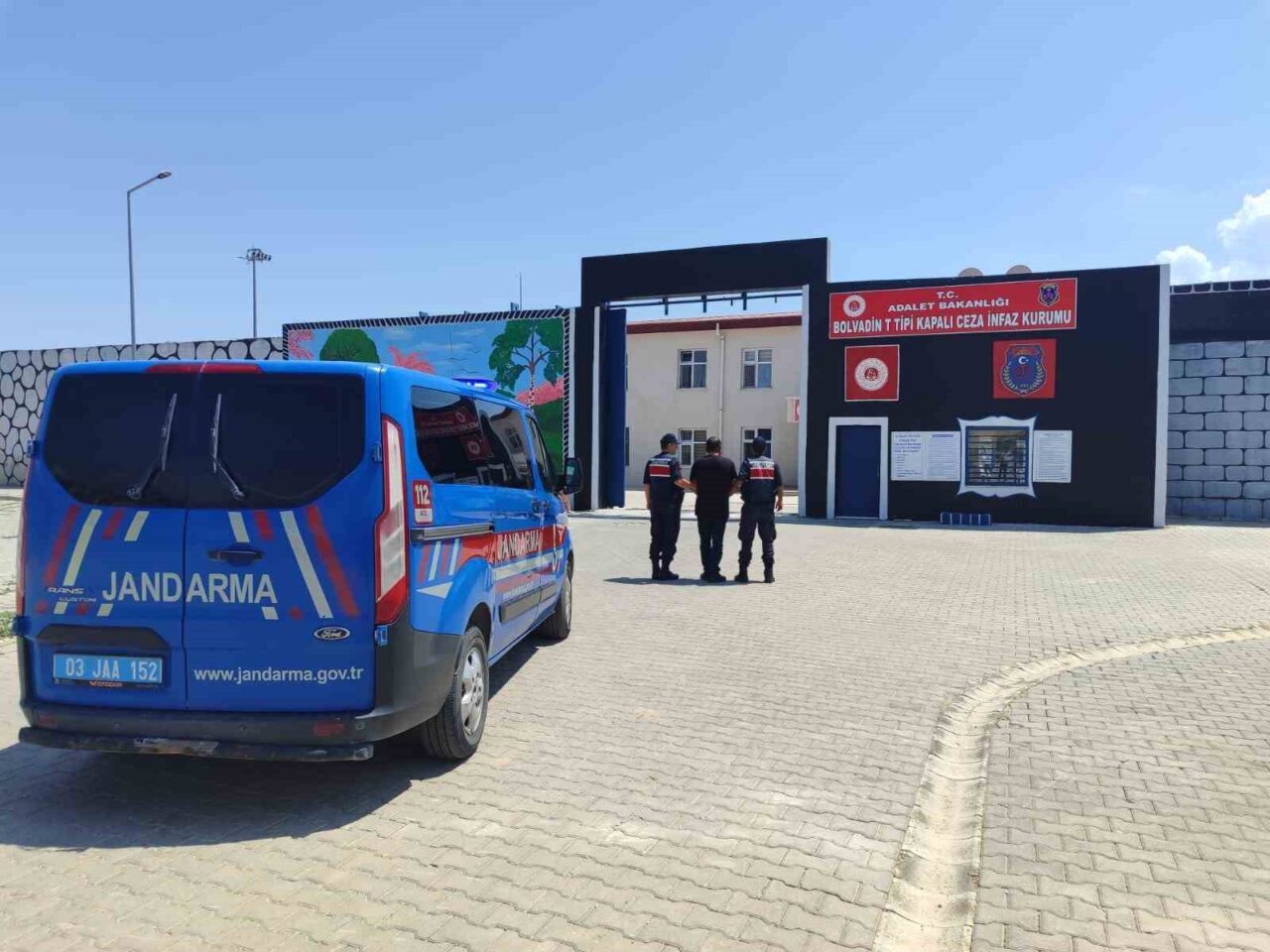 Afyonkarahisar’da çeşitli suçlardan hapis cezasıyla aranan bir şahıs jandarmanın takibi