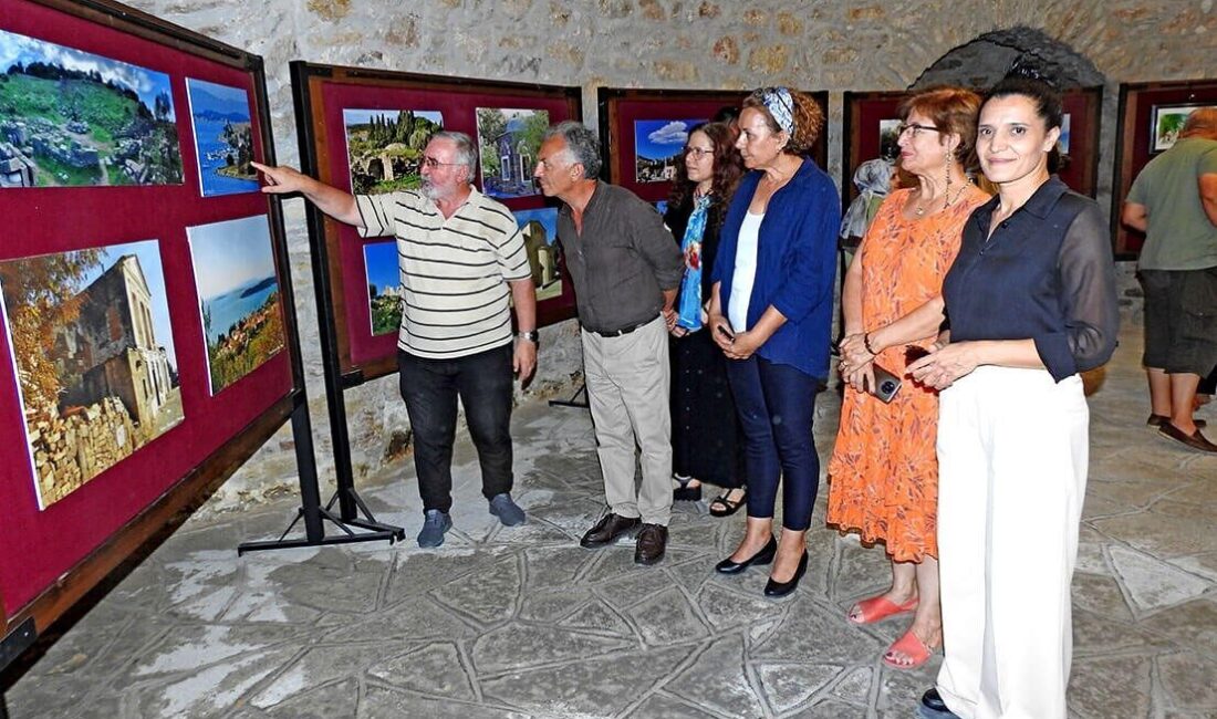Çeşme Kalesi’nde açılan sergide Çeşme’nin tarihi yapılar, resim ve fotoğraflarla