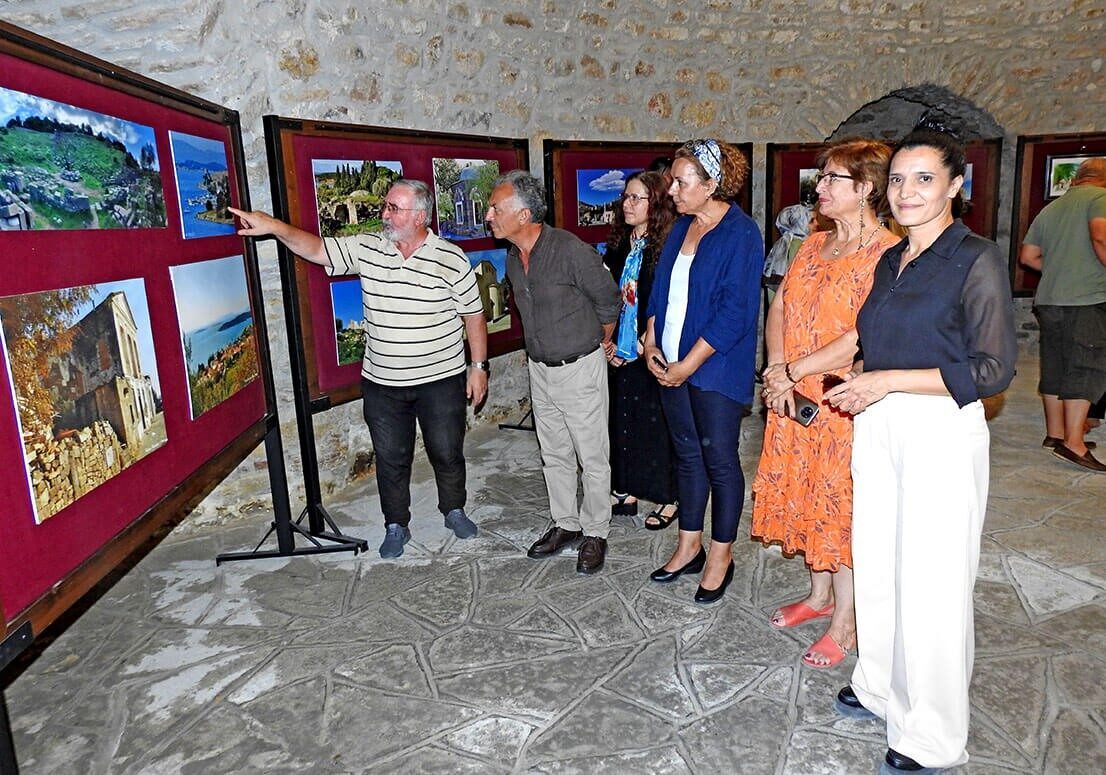 Çeşme Kalesi’nde açılan sergide Çeşme’nin tarihi yapılar, resim ve fotoğraflarla