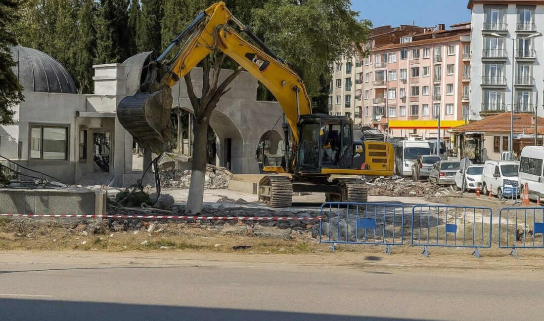 Balıkesir’de “çevre düzenlemesi” adı altında ağaçlara yapılan tahribat dikkat çekiyor.