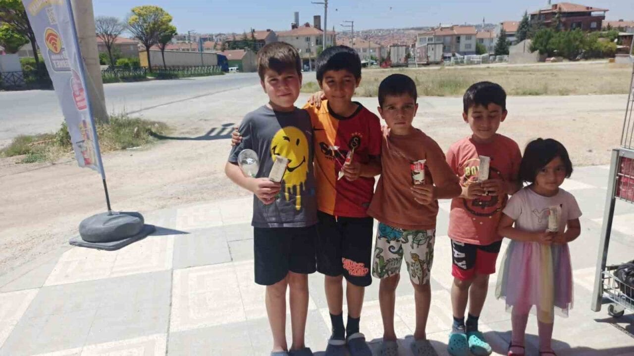 Eskişehir’de sıcak havaya rağmen çevre temizliği yapan çocukları, mahalle esnafı