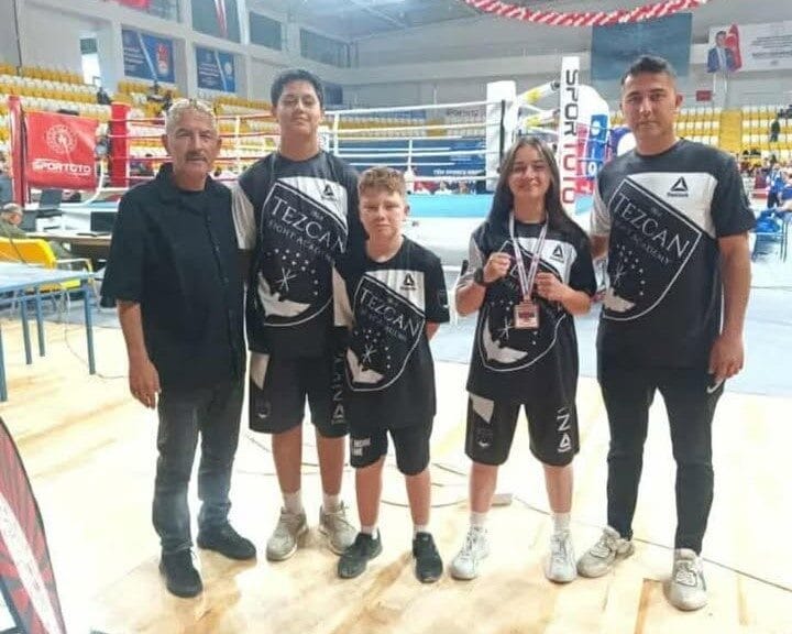 Bayburt’ta düzenlenen Üst Minikler Boks Türkiye Şampiyonası’nda Burhaniyeli sporcu Ceylin