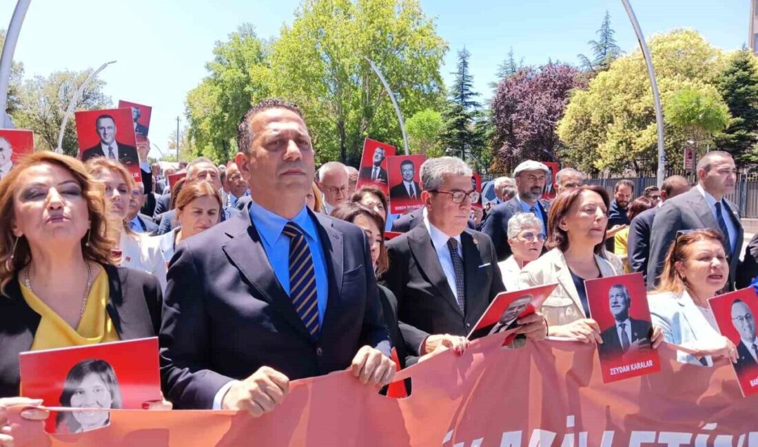 Cumhuriyet Halk Partisi (CHP) Grup Başkanvekilleri Gökhan Günaydın, Ali Mahir