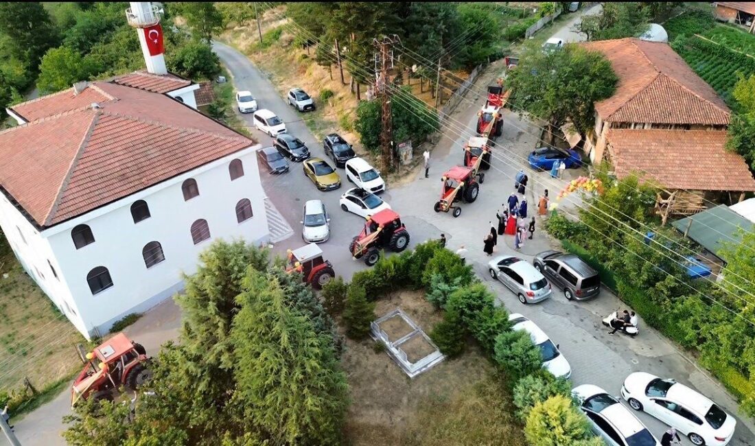 Düzce’de oğlunun isteğini kırmayan çiftçi baba, sünnet konvoyunu traktörlerle yaptı.