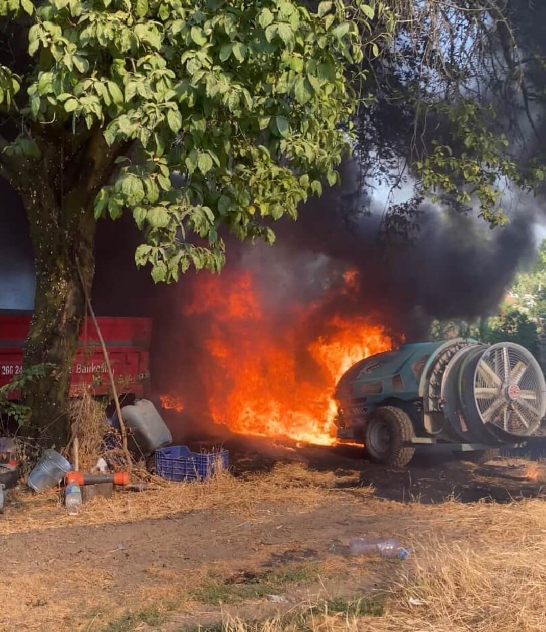 Bursa’nın İnegöl ilçesinde bahçedeki ilaçlama makinesi alev topuna döndü. Alevler