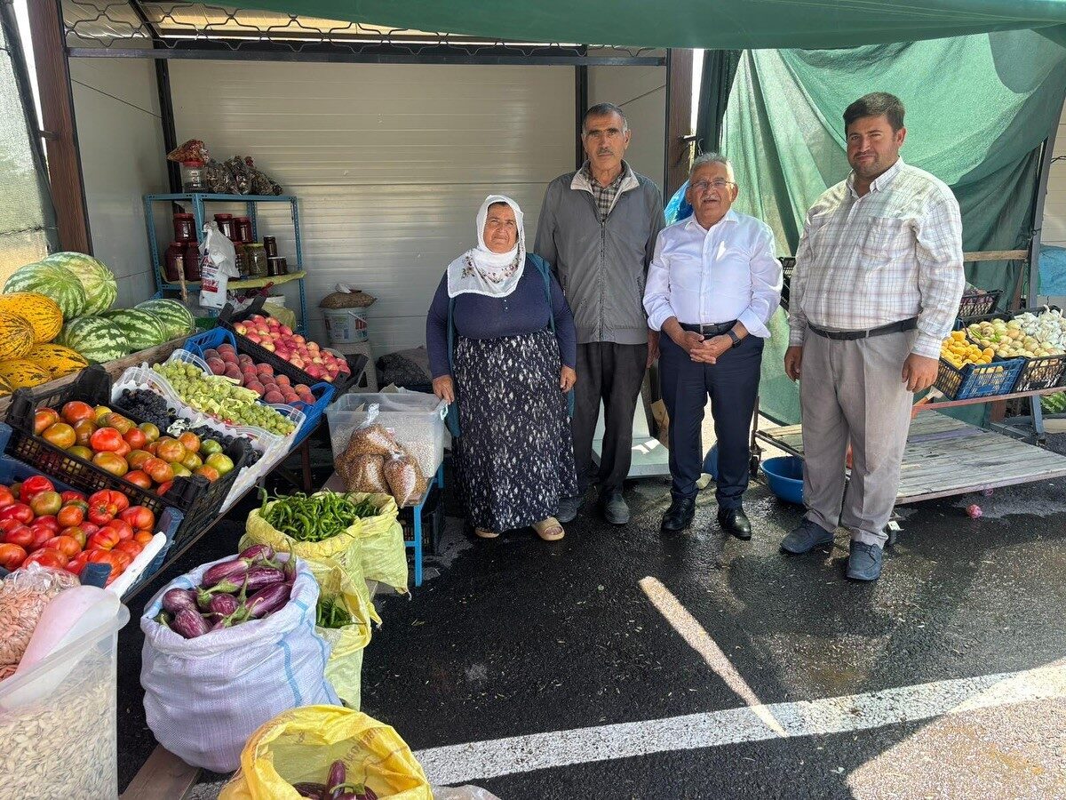 Kayseri Büyükşehir Belediye Başkanı Dr. Memduh Büyükkılıç, üreticilerin alın terine