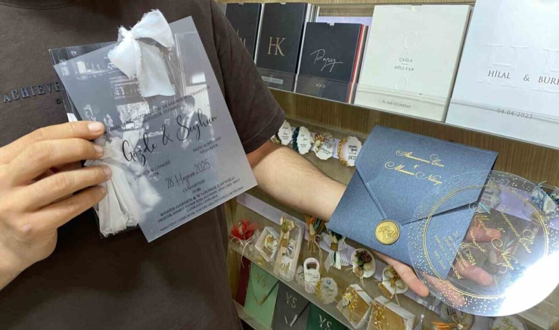 Eskişehir’de dükkanına gelen çiftleri çizgi film karakteri gibi resmederek düğün