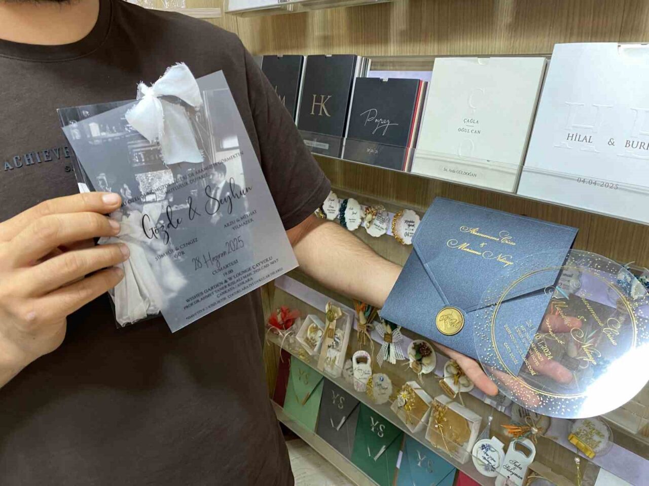 Eskişehir’de dükkanına gelen çiftleri çizgi film karakteri gibi resmederek düğün