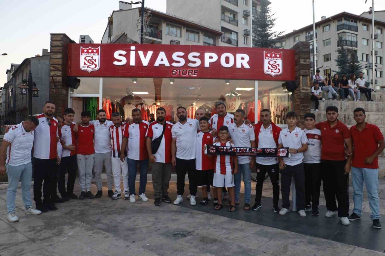 Yeni sezon öncesi hazırlıklarını sürdüren Sivasspor’a bir destek de taraftar