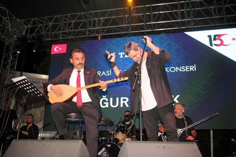 Çınarcık Kaymakamı Oğuzhan Erdi Atak, Uğur Işıldak konserinde sahneye çıkarak