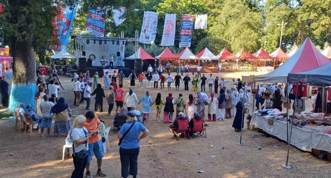 Yalova’nın Çınarcık ilçesinde düzenlenen Karadeniz Şenlikleri renkli görüntülere sahne oldu.