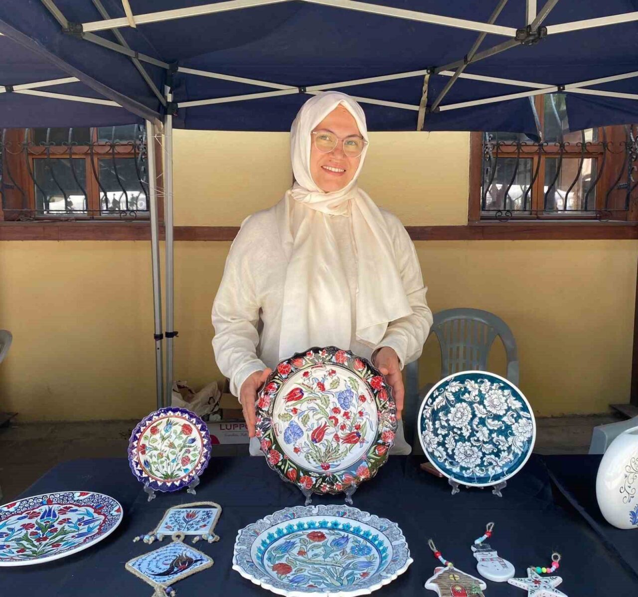 Eskişehir’de cami süslemeleri ve halı motiflerinden aldığı ilhamla çini sanatına