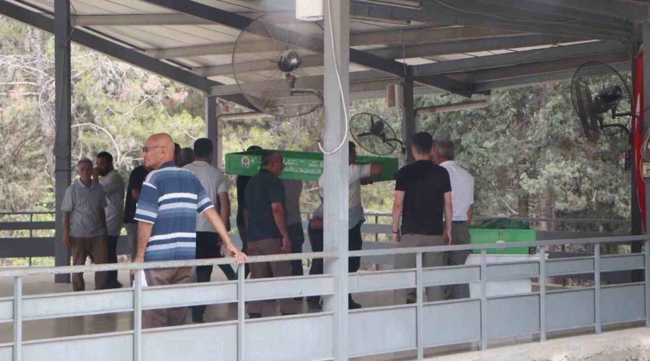 Adana’da eşi tarafından öldürülen anne ve kızı yan yana toprağa