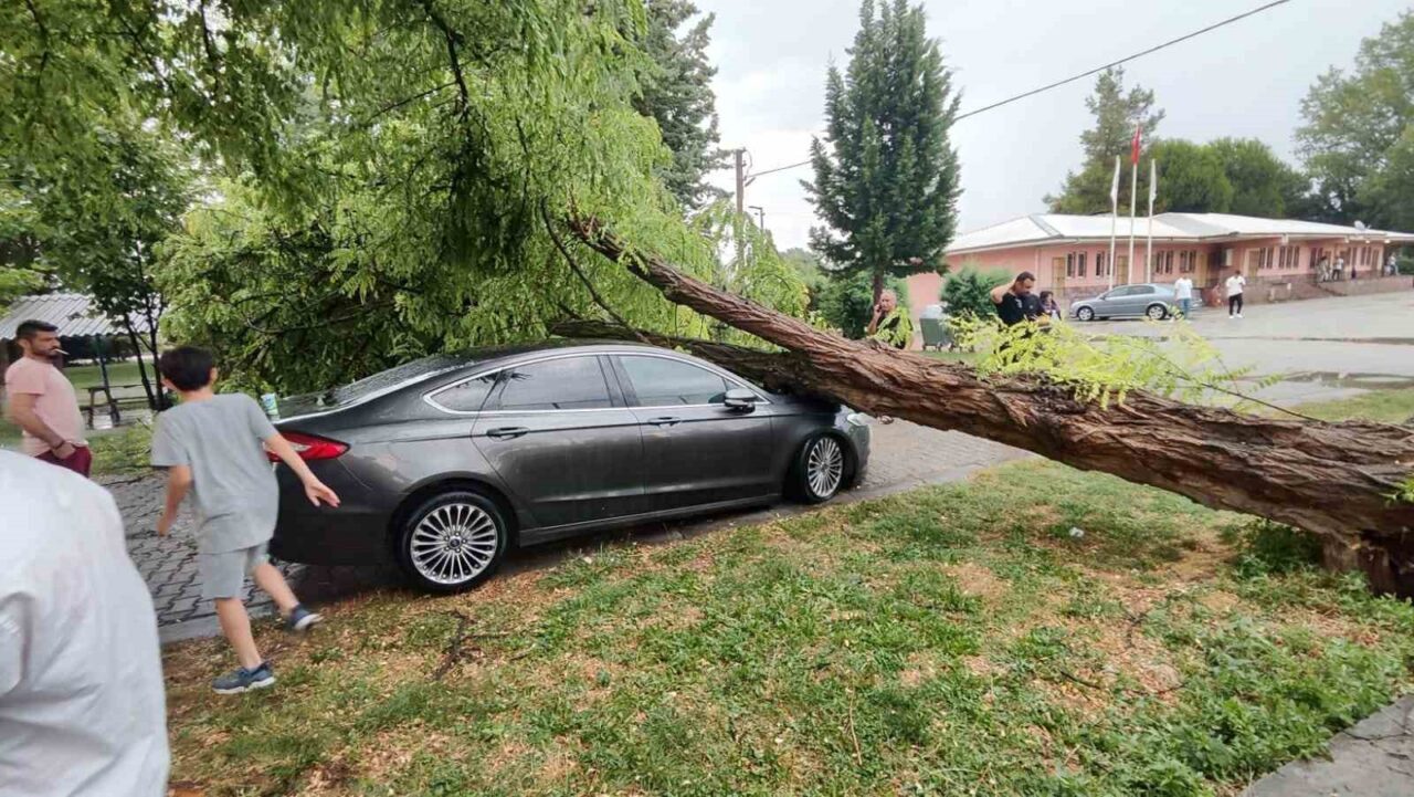 Mevsim normalleri üzerinde seyreden hava sıcaklıkları sağanak yağışla bir nebze