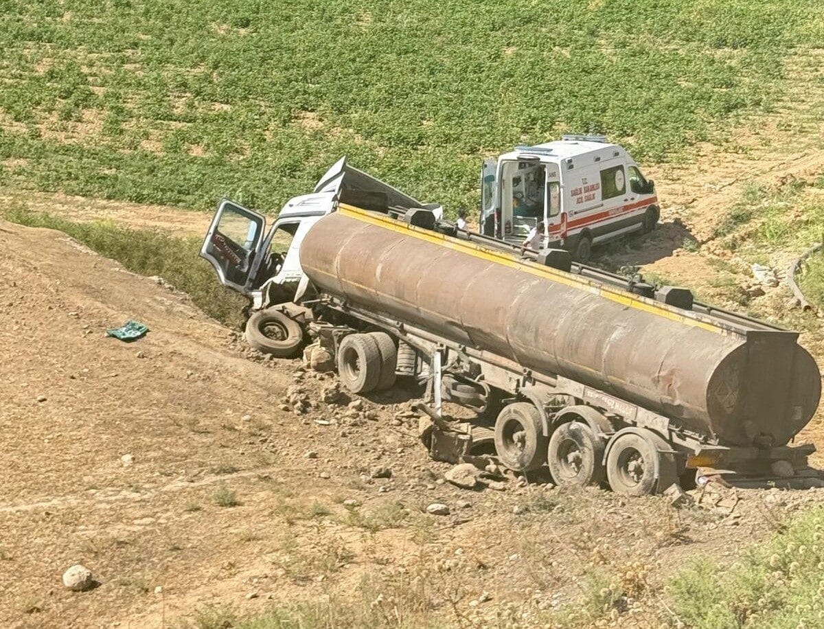 Şırnak’ın Cizre ilçesinde tır ile hafif ticari aracın çarpışması sonucu