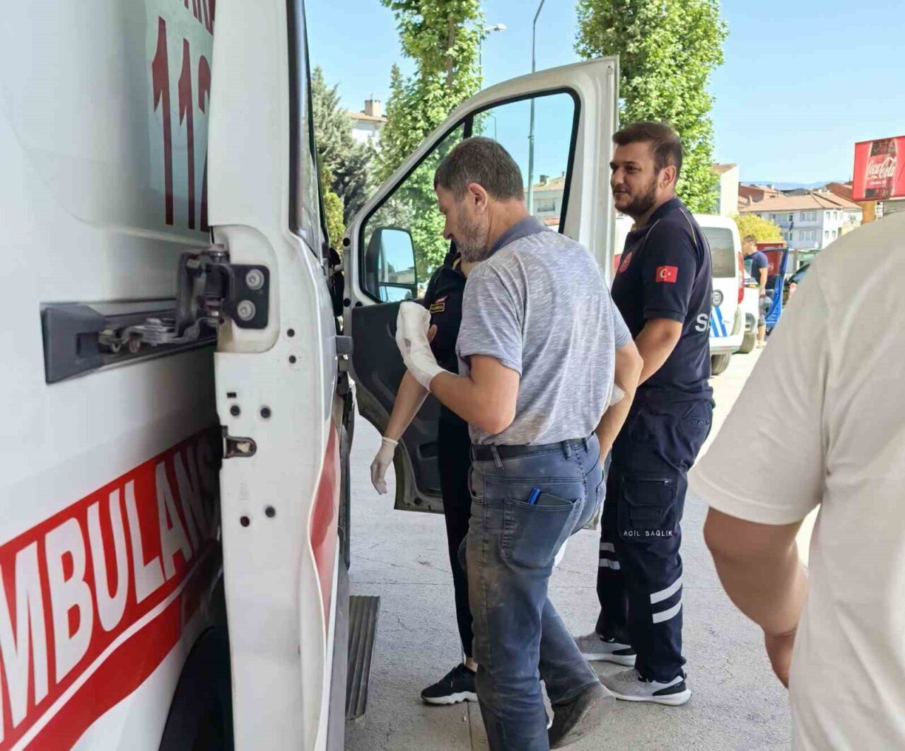 Bursa’nın İnegöl ilçesinde oğluna uçurtma yapmak isterken, elini bıçkıya kaptıran