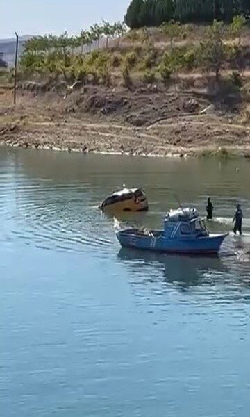 Elazığ’da bir ticari taksi içerisinde bırakılan çocuk, el frenini indirince