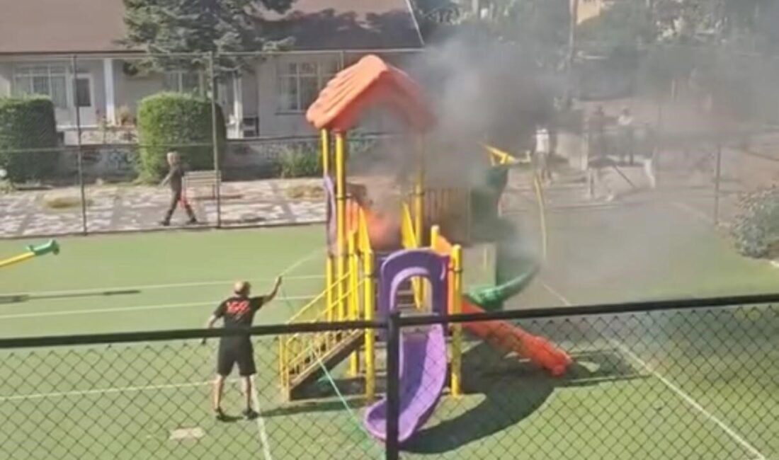 Düzce’de çocuk parkında bulunan kaydırakta bilinmeyen bir nedenle yangın çıktı.