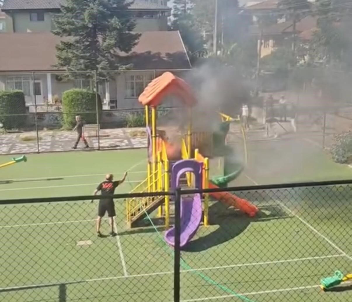 Düzce’de çocuk parkında bulunan kaydırakta bilinmeyen bir nedenle yangın çıktı.
