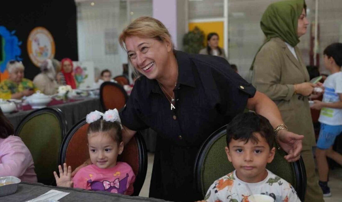 Düzce Belediyesi Çocuk Üniversitesi yaz kurslarına katılan çocuklarla birlikte Aşure