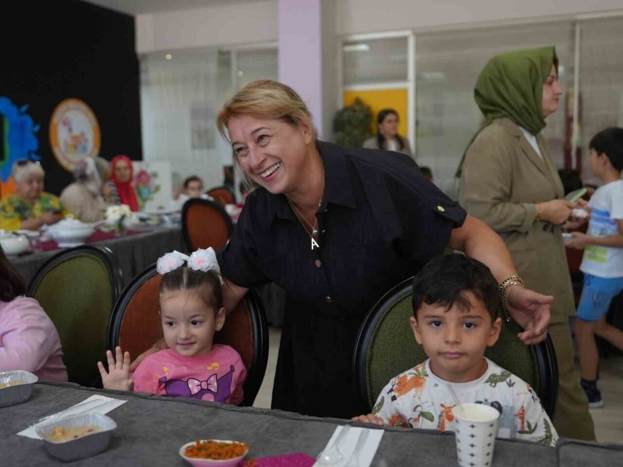 Düzce Belediyesi Çocuk Üniversitesi yaz kurslarına katılan çocuklarla birlikte Aşure