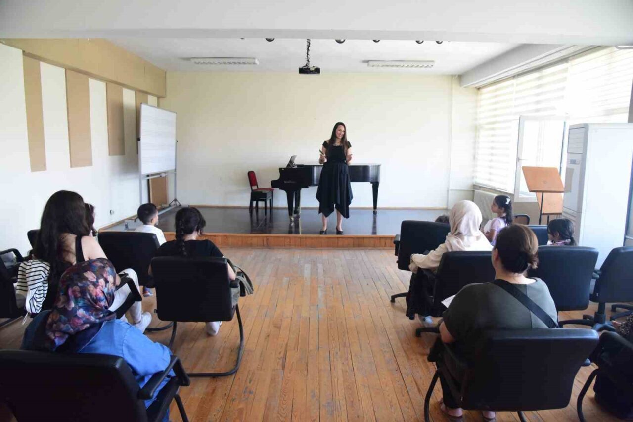 Anadolu Üniversitesi Çocuk Üniversitesi tarafından düzenlenen ’Piyano ve Klasik Batı