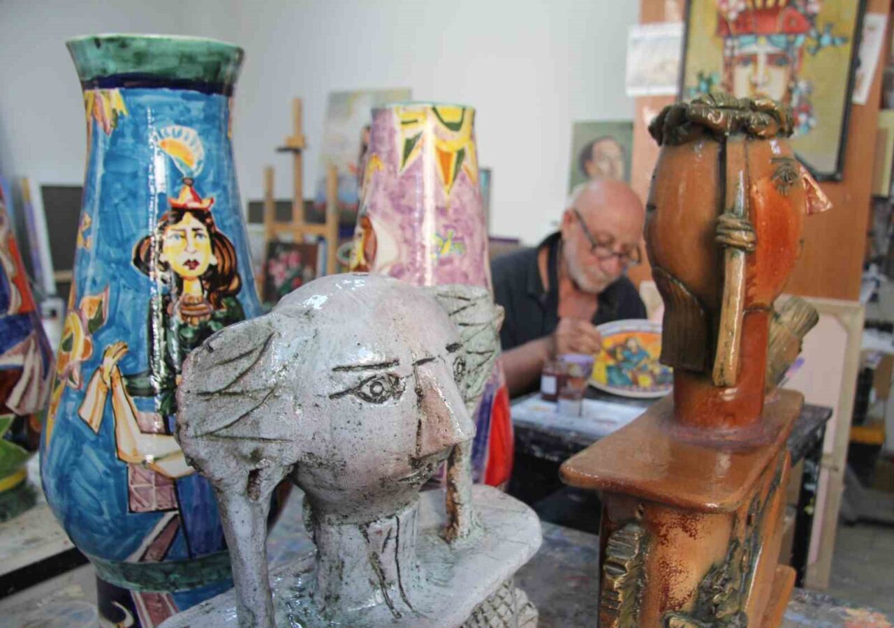 Azerbaycan’da iken ailesinin geçimini sağlamak amacıyla çocuk yaşta resim ve