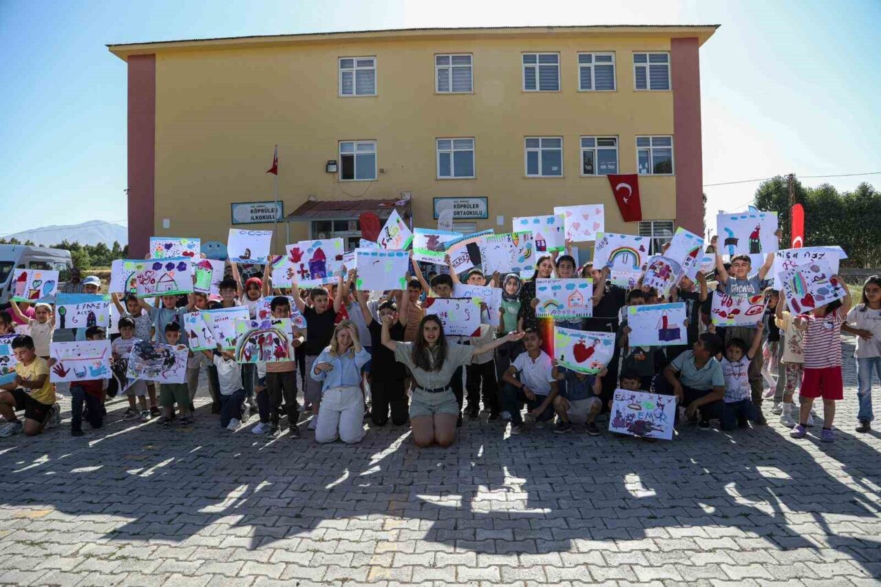 Van Büyükşehir Belediyesi, Ressam Melis Doğan’ı “Doğanın Çiçeklerine Açılan Kapı”