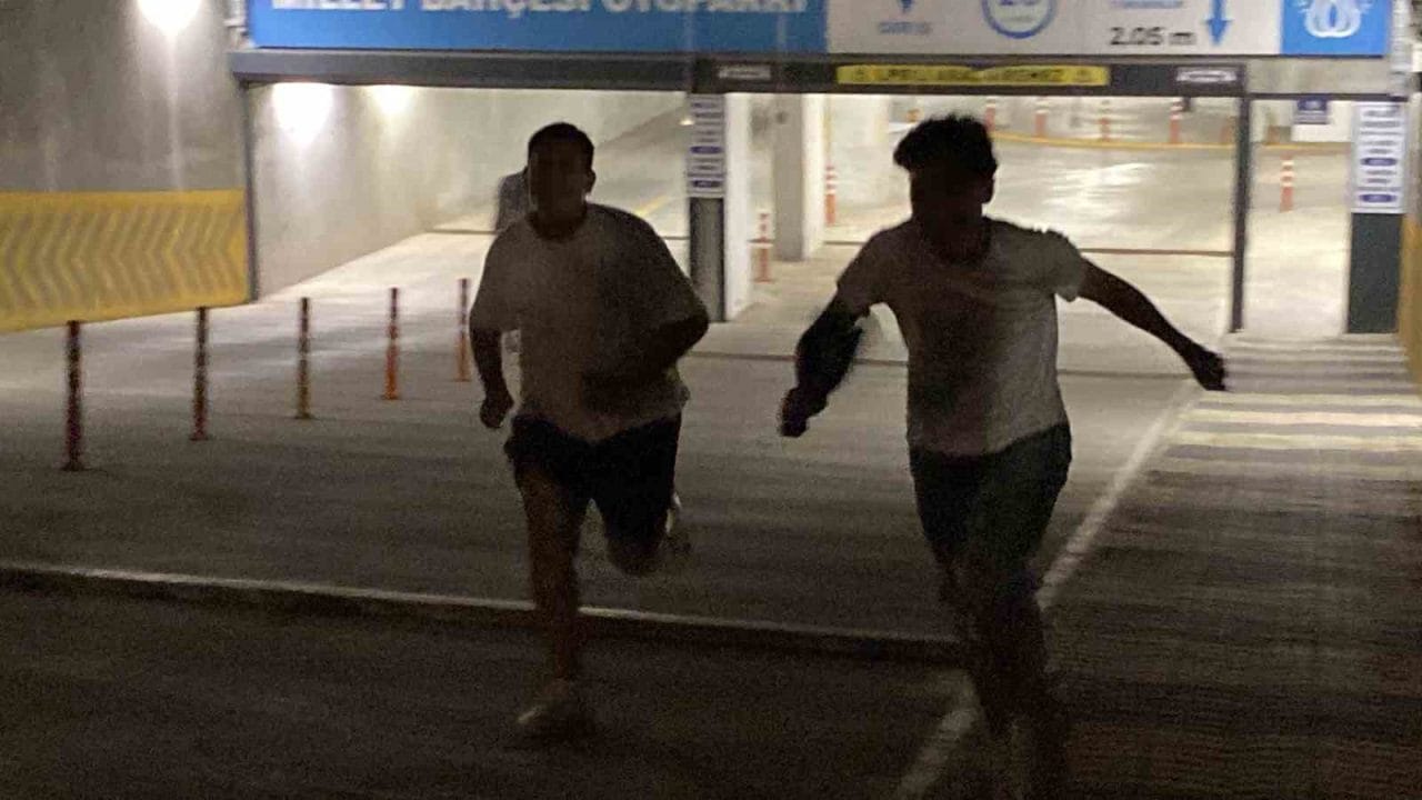 Eskişehir’de bir parkta toplanan yaklaşık 6 kişilik 15 yaşlarındaki bir