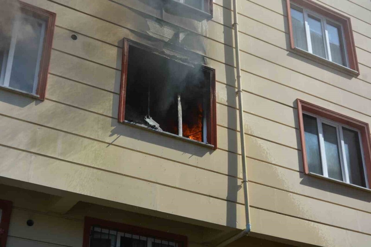 Ordu’nun Ünye ilçesinde evde çocuklar oyun oynadığı sırada yangın çıktı.