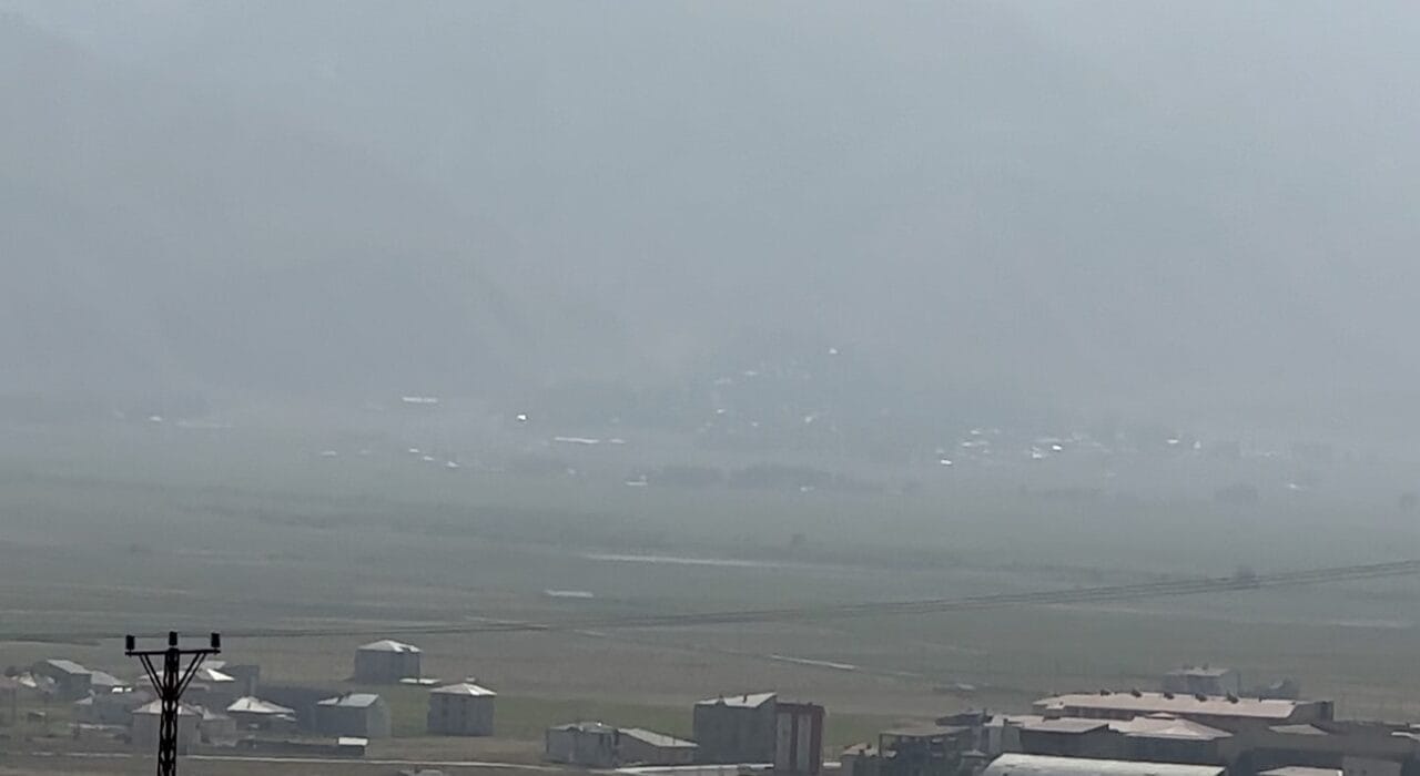 Hakkari’nin Yüksekova ilçesinde oluşan çöl tozu hayatı olumsuz etkilerken, ilçenin